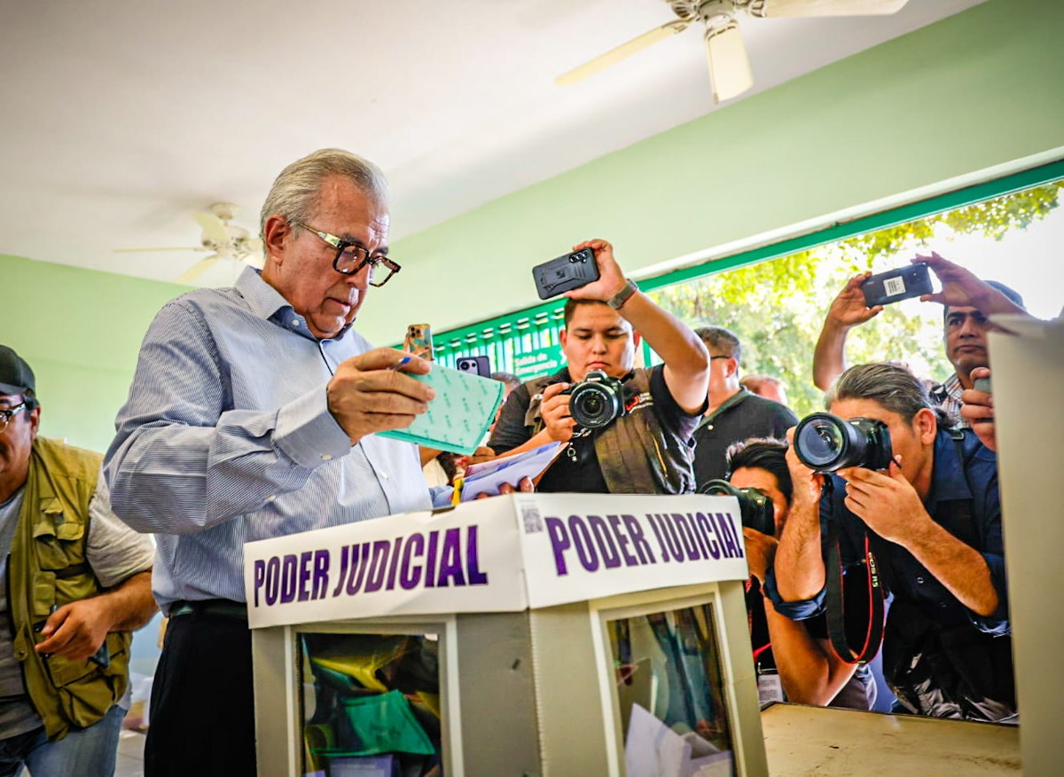 Rocha emite su voto para elegir al Poder Judicial