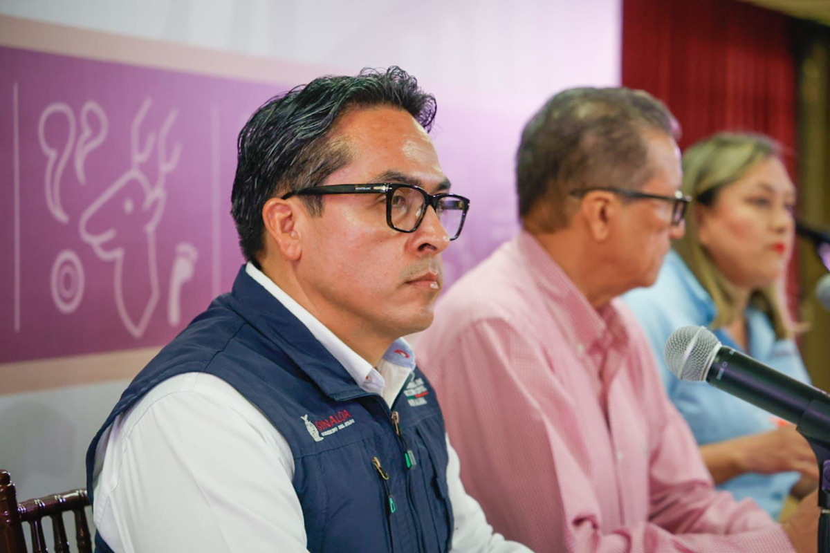 Roy Navarrete en la confe de vocería