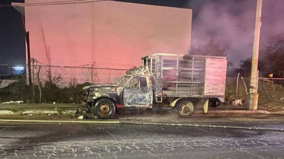 Se registra incendio de camioneta de reparto en Mazatlán