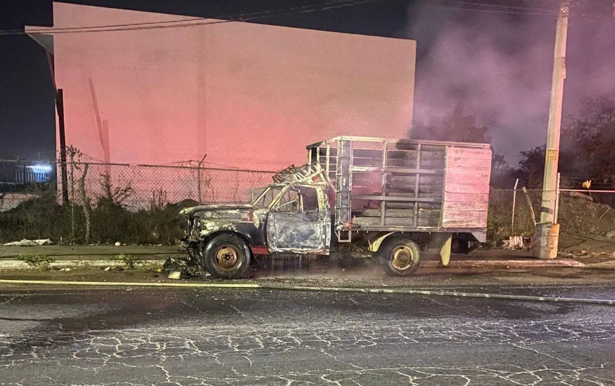 Se incendia camioneta en Mazatlán