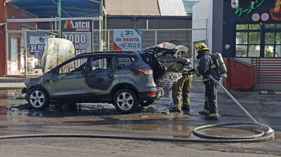 Se incendia camioneta por el bulevar Universitarios en Culiacán