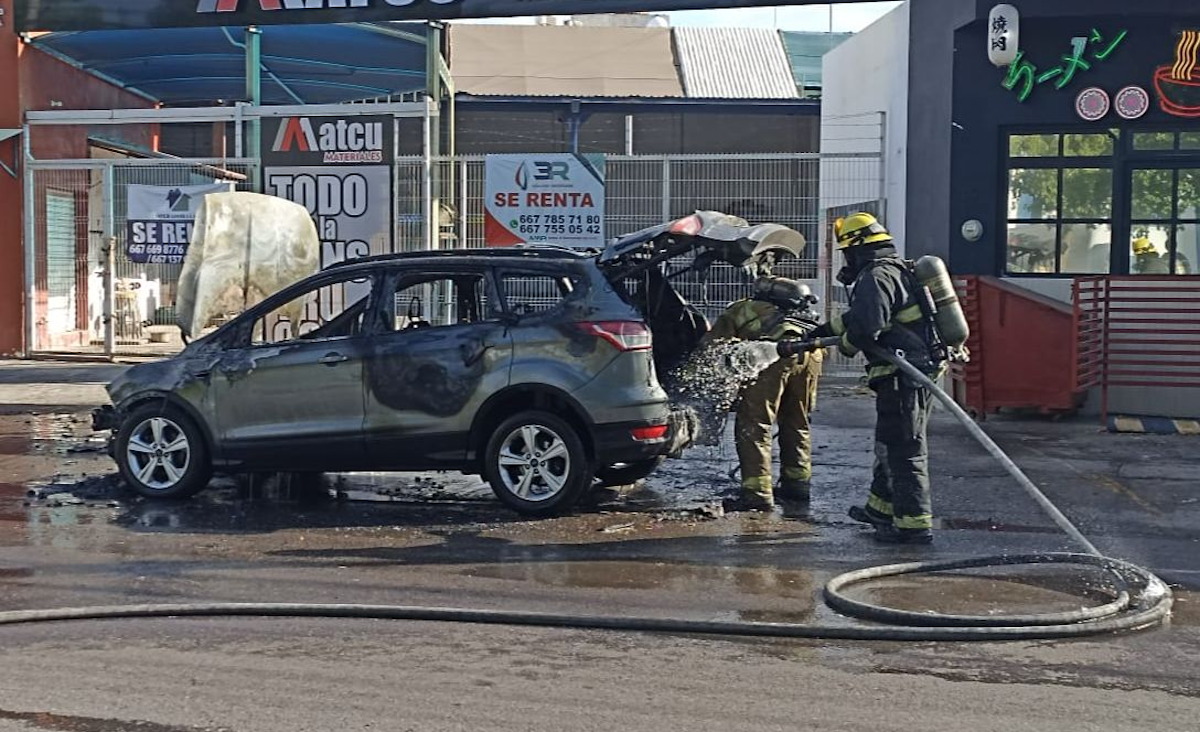 Se incendia camioneta por el bulevar Universitarios en