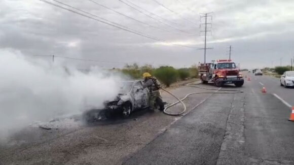 Se incendia vehículo sobre la México 15 en Concheros, Juan José Ríos