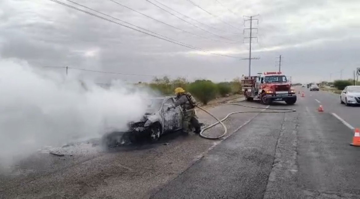Se incendio vehículo sobre la México 15 en Concheros, Juan José Ríos