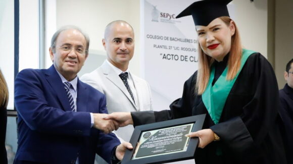 María Guadalupe cursó la prepa con sus hijos, hoy se gradúa de Cobaes 27 con el mejor promedio