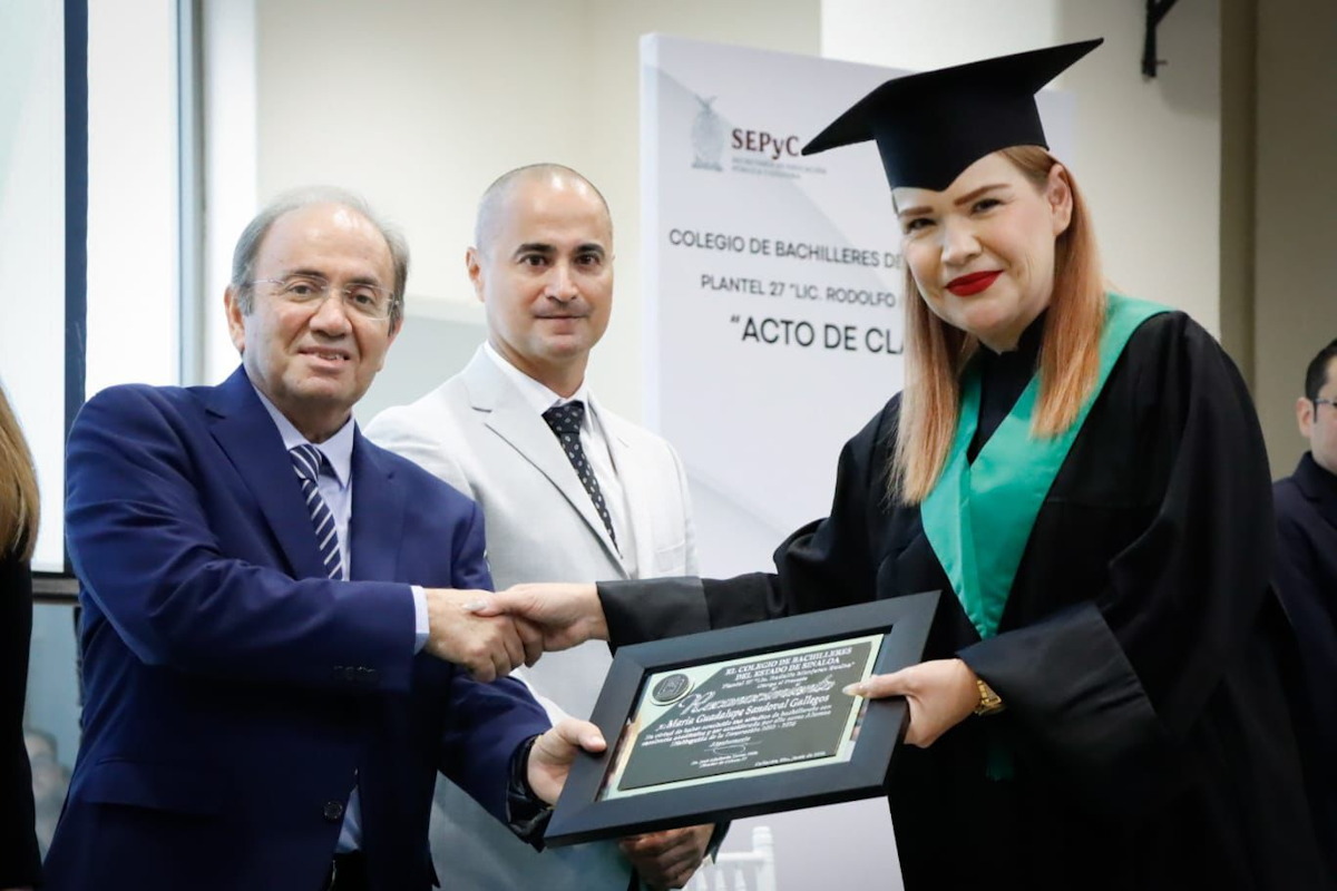 Una madre de tres hijos se gradua de COBAES