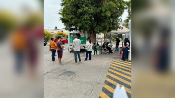 ¡Van a pagar la luz y esperan en el sol! Usuarios reclaman atención en cajeros de CFE en Guasave