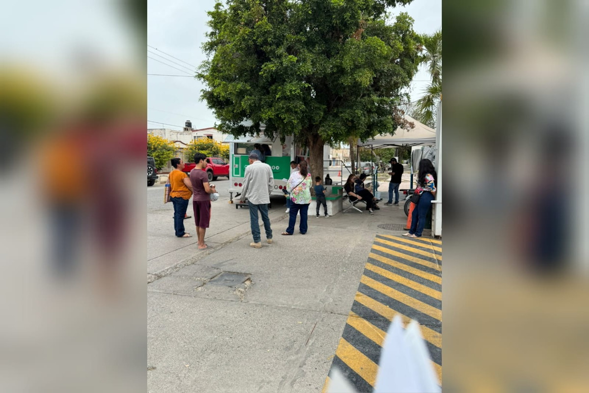 Usuarios de la CFE en Guasave van a pagar y esperan en el sol