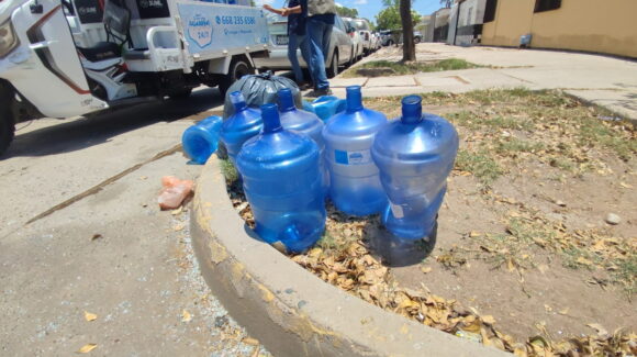 ¡Salen volando los garrafones! Vuelca camión repartidor en el sector centro de Los Mochis