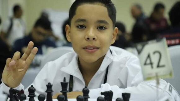 Yaén Sáenz, de Guamúchil representará a México en ajedrez en Canadá y necesita apoyo para cumplir su sueño