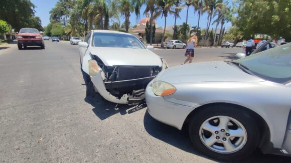 Mujer adulta resulta lesionada tras chocar en calles del sector centro de Los Mochis