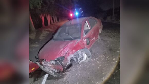 En Guasave una mujer sufre aparatoso accidente tras impactarse contra un árbol la madrugada de este sábado