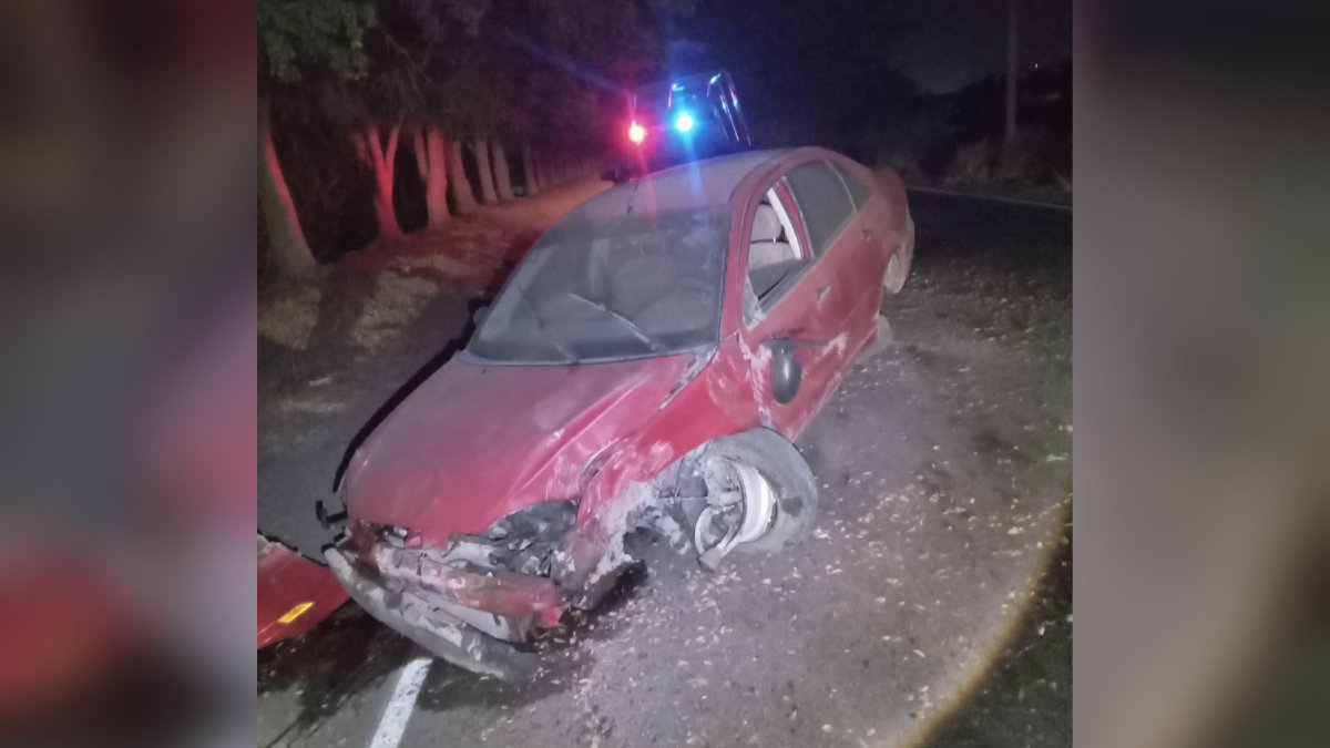 En Guasave una mujer sufre aparatoso accidente tras impactarse contra un árbol la madrugada de este sábado