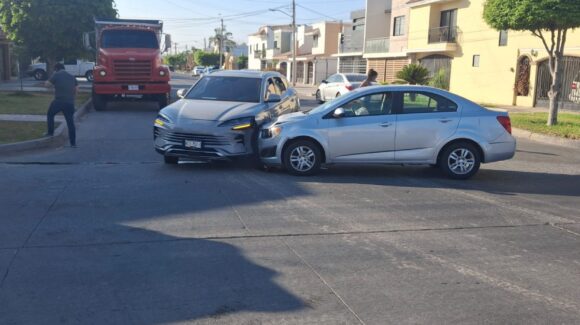 Mujer embarazada sufre accidente en el fraccionamiento Las Palmas, en Los Mochis