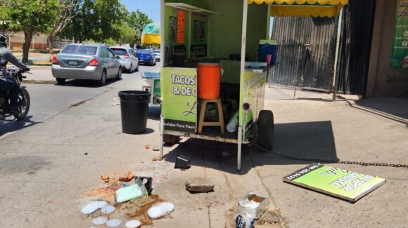 Conductor de vagoneta en Los Mochis, queda volcado y daña carreta de Tacos del Chavo