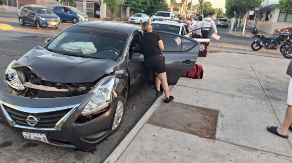 Accidente en el sector Centro de Los Mochis deja dos mujeres lesionadas y cuantiosos daños materiales