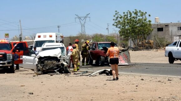 Aparatoso choque en la carretera Guamúchil-Mocorito deja cuatro lesionados, uno de gravedad