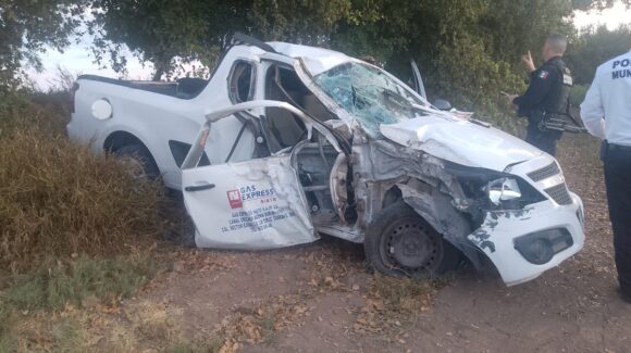 Dos lesionados deja un choque de una camioneta contra un árbol en Guasave