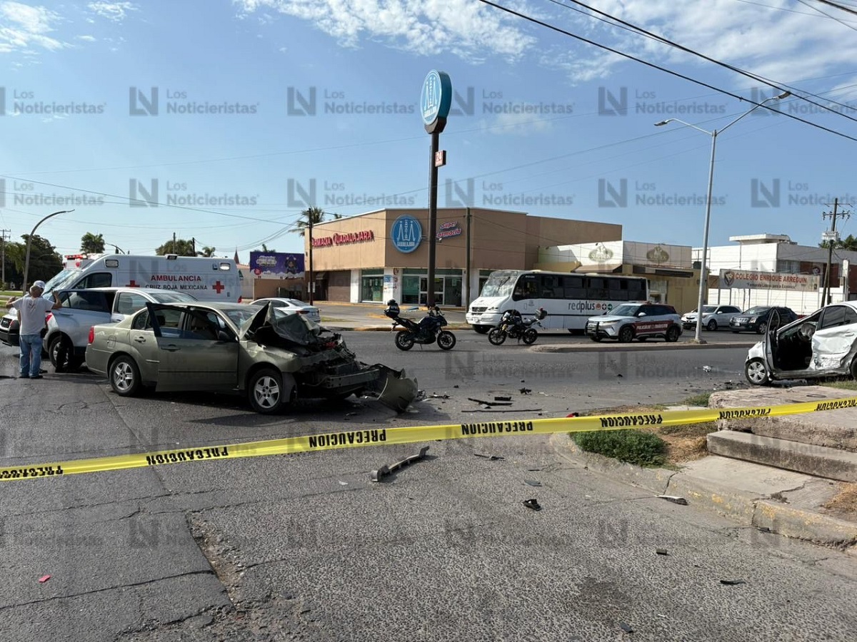 Se registra aparatoso accidente entre cuatro vehículos entre las calles Rosales y Cano en Los Mochis. Hay personas lesionadas y uno sin vida