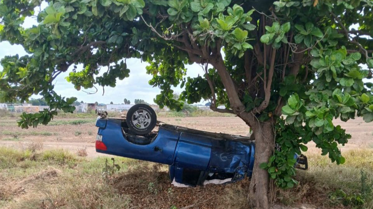 Volcadura por carreteras Las Glorias, en Guasave deja daños materiales