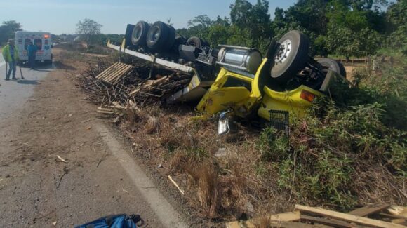 Volcadura de plataforma que transportaba varilla en Concordia, el operador resulta con lesiones leves