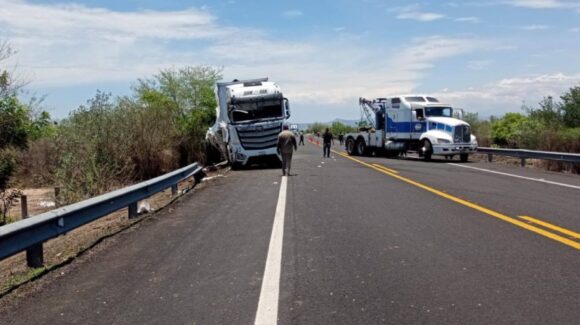 Vuelca tráiler en la autopista Tepic – Mazatlán; registran miles de pesos en daños materiales