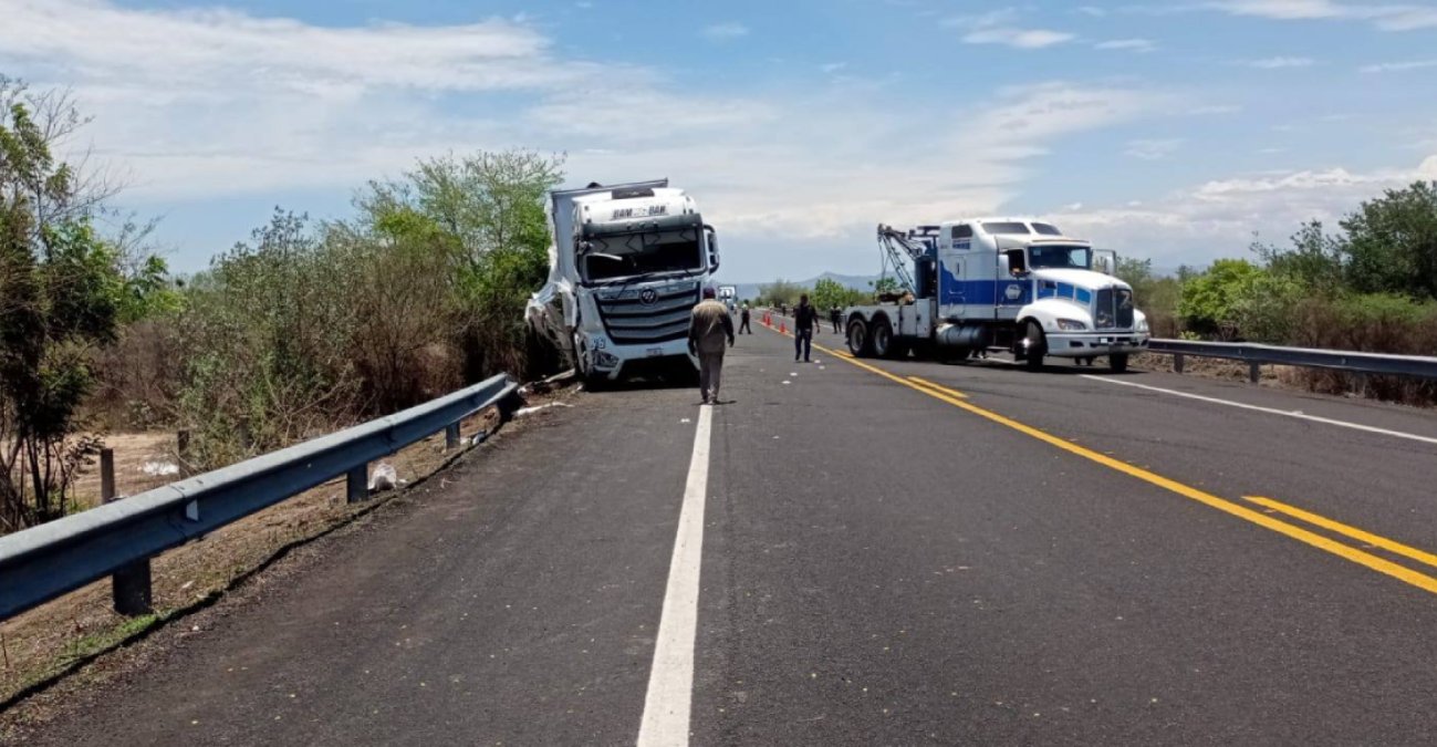 Vuelca tráiler en la autopista Tepic - Mazatlán