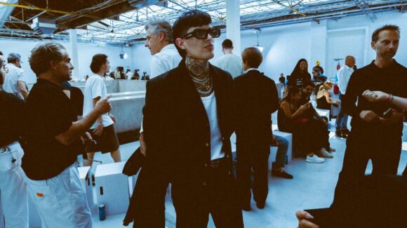 Adriel Favela conquista la Paris Fashion Week: el regional mexicano también impone estilo