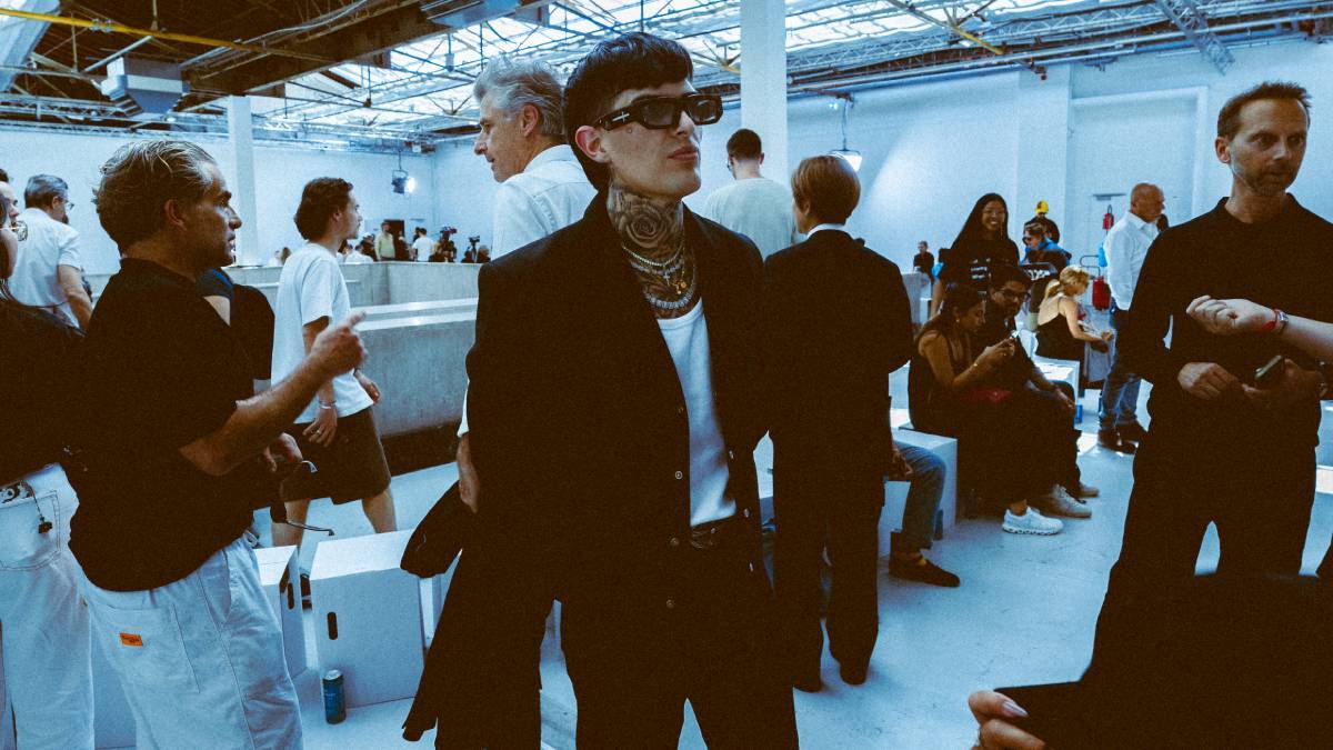 Adriel Favela llega al Paris Fashion Week.