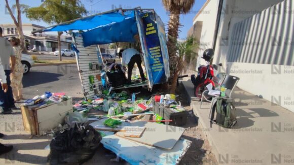 Adulto mayor se impacta contra un puesto de venta de artículos para celulares en Los Mochis