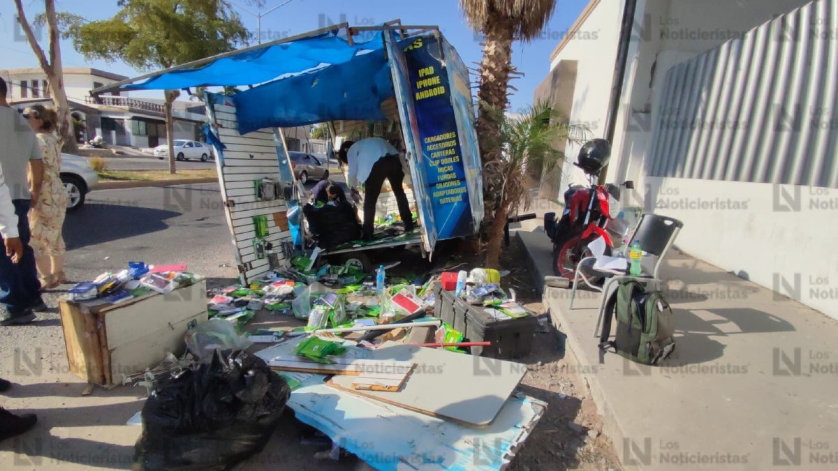 Adulto mayor choca con un puesto de venta de artículos para celulares en Los Mochis