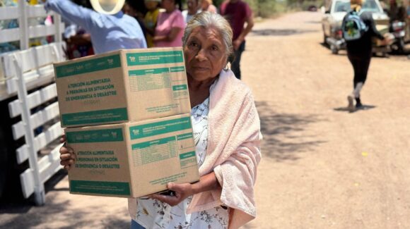 DIF El Fuerte entrega 456 despensas y agua embotellada a familias en situación de vulnerabilidad en El Carricito