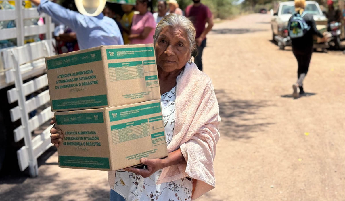 DIF El Fuerte reparte apoyos a población vulnerable