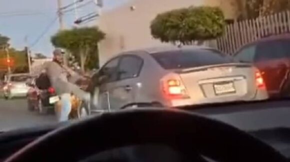 Pareja de adultos mayores son agredidos por un motociclista en el sector Macapule en Los Mochis