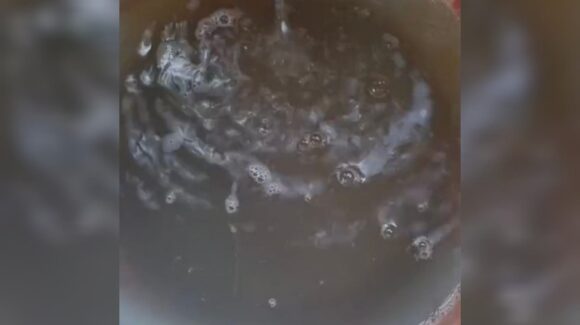 “Nos llega agua sucia y maloliente”; truenan vecinos de la colonia Miguel Hidalgo contra Japama