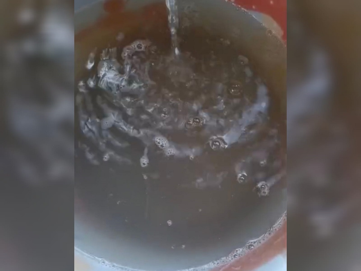 “Nos llega agua sucia y maloliente”; truenan vecinos de la colonia Miguel Hidalgo contra Japama