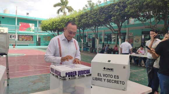 Emite su voto alcalde de Ahome; invita a los ciudadanos a hacer historia
