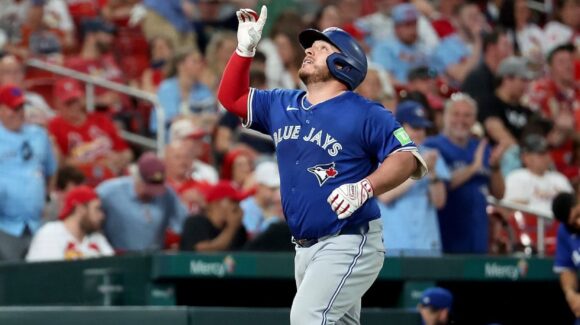 ¡Encendido! Alejandro Kirk conecta dos HR en un mismo juego con los Blue Jays