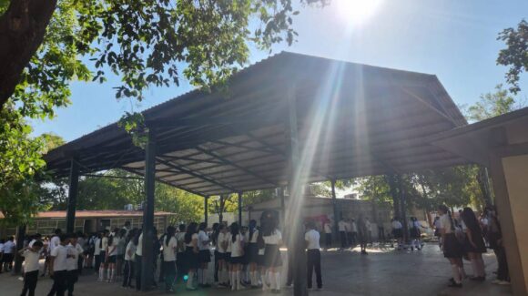 ¡Un calorón! Llama la SEPyC a no exponer a estudiantes a altas temperaturas