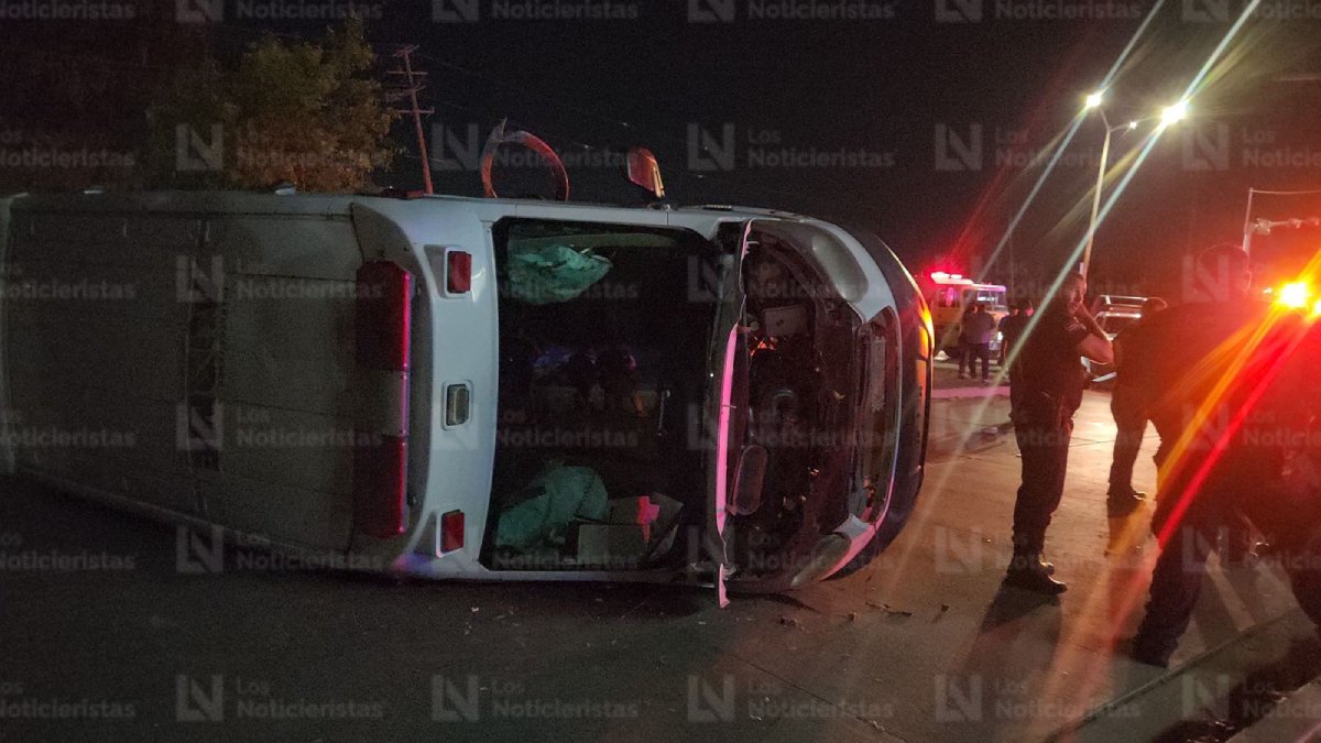 Ambulancia de SUMMA vuelca tras ser impactada por una camioneta en Los Mochis