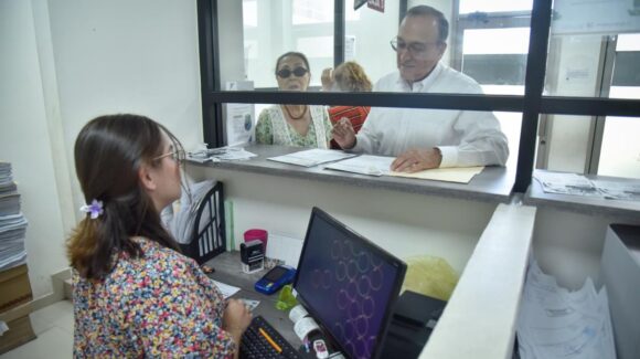 Acompaña alcalde de Ahome, Antonio Menéndez a su mamá a pagar predial que debía