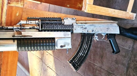 Tras cateo, aseguran armas de grueso calibre y 99 mdp en droga, en Culiacán