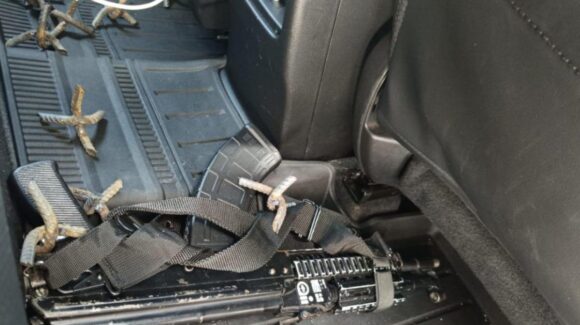 Un AK-47, un chaleco de la GN con cargadores y ponchallantas, hallan en la Honda asegurada en Culiacán