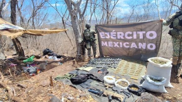Asegura Ejército Mexicano armamento, droga y equipo táctico en La Reforma, Angostura