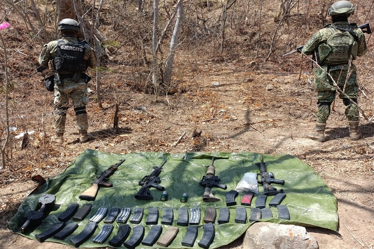 Ejército Mexicano asegura arsenal y vehículos robados en San Ignacio