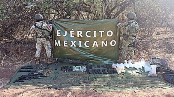 Aseguran un arma larga, aditamentos, lanzagranadas, municiones y drogas en Culiacán