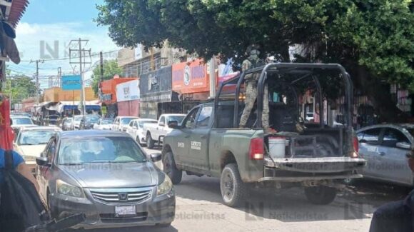Aseguran vehículo con armas y detienen a uno en el centro de Navolato