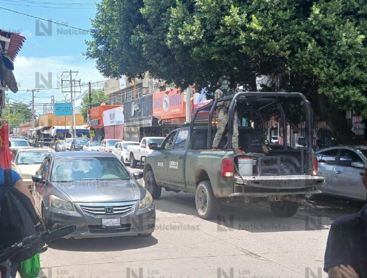 Aseguran vehículo con armas y detienen a uno en el centro de Navolato