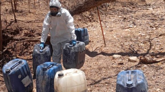 Aseguran 6 áreas de almacenamiento de químicos para la elaboración de droga en Culiacán y Cosalá