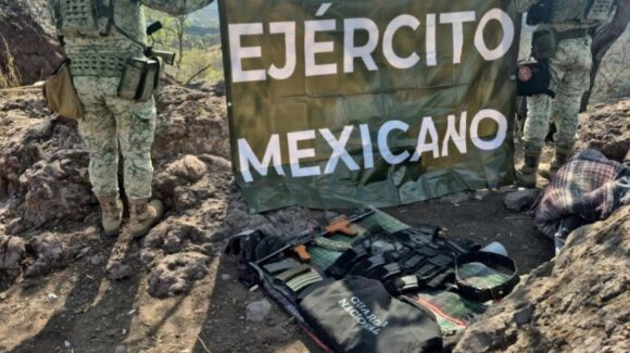 Aseguran arma, municiones y equipo táctico en Badiraguato; dos sujetos huyeron